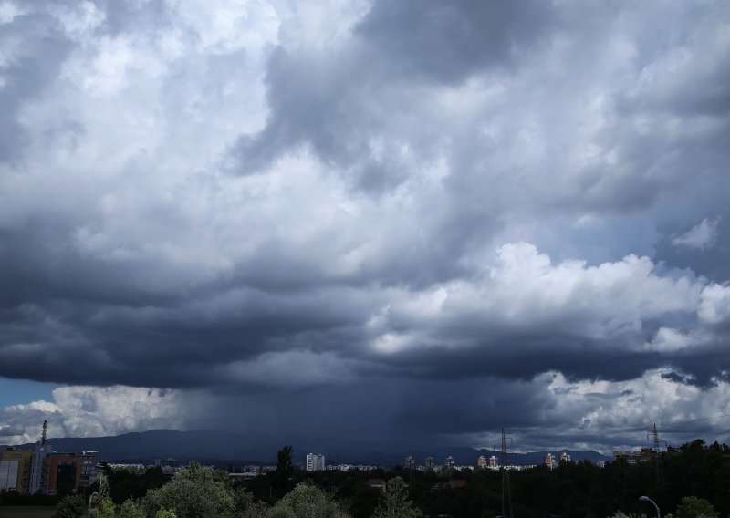 Stiglo nevrijeme: U Zagorju padala tuča, oblaci prekrili i Zagreb
