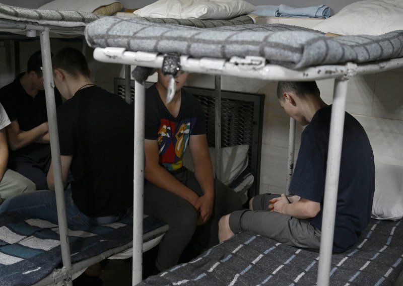 Rusija i Ukrajina razmijenile po 115 zarobljenika, pogledajte emotivnu snimku