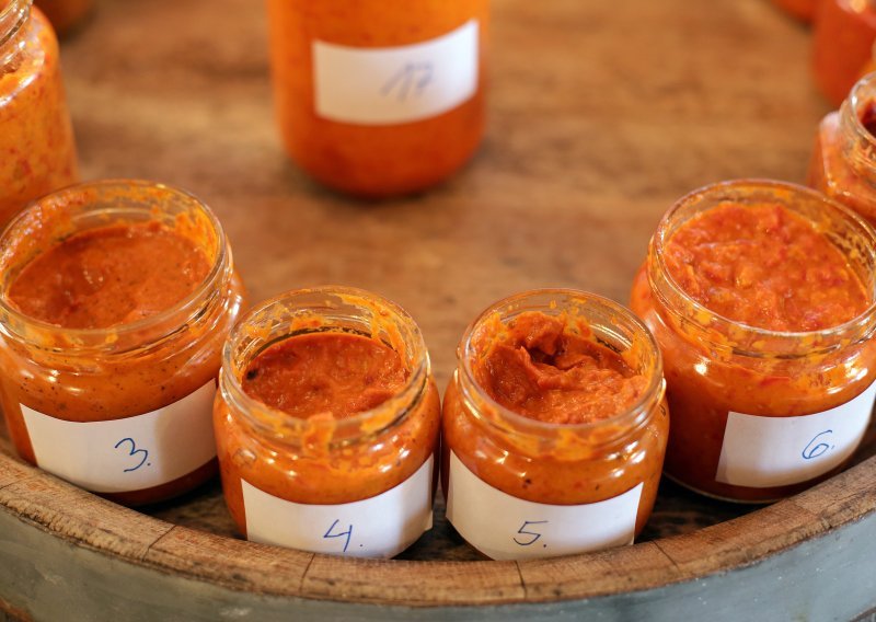 Kupci, oprez! S tržišta se povlači ovaj ajvar, ima stakla u njemu
