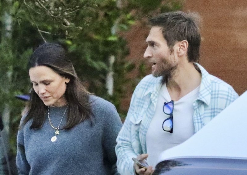 Dok Affleck prolazi ljubavni brodolom, Jennifer Garner u ljubavi cvjetaju ruže