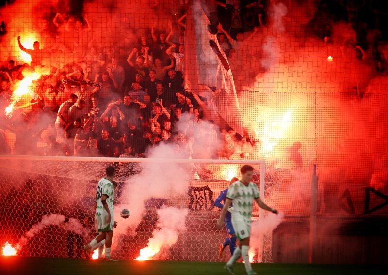 Rijeka doživjela težak debakl, a bijesna Armada bakljadom prekinula utakmicu