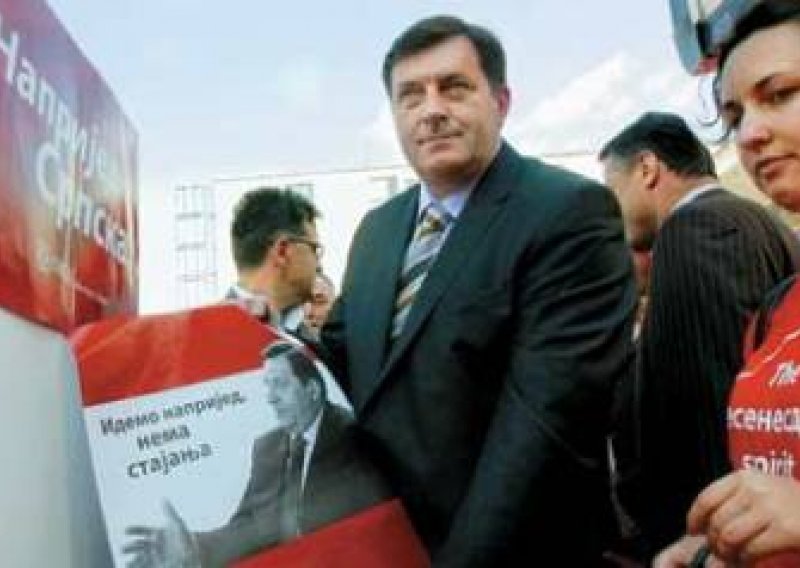Iznervirani Dodik nasrnuo na aktivista, opsovao mu majku i izbio mobitel iz ruke
