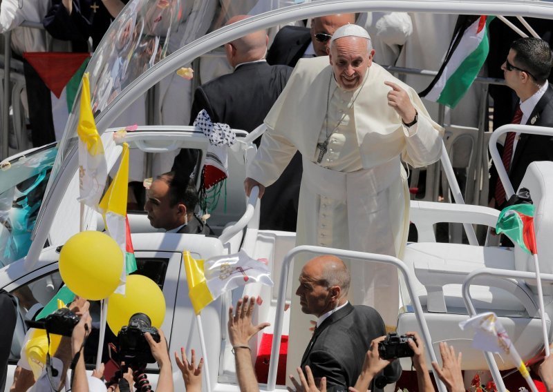 Papa Franjo progovorio o okrutnosti ISIL-a prema kršćanima