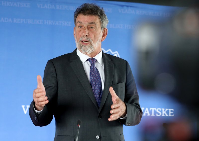 Fuchs o himni na početku nastave: 'Mislim da imamo važnijih problema u obrazovanju'