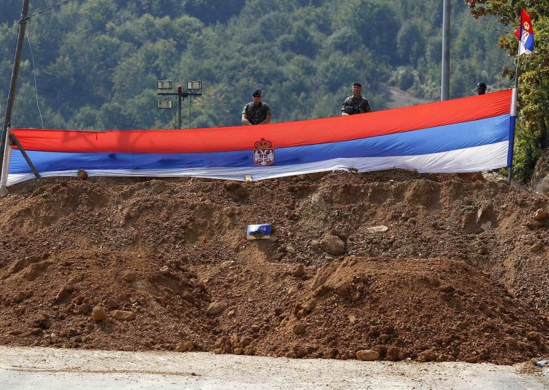 Srbi opet barikadama onemogućili prolazak Kforu i Eulexu