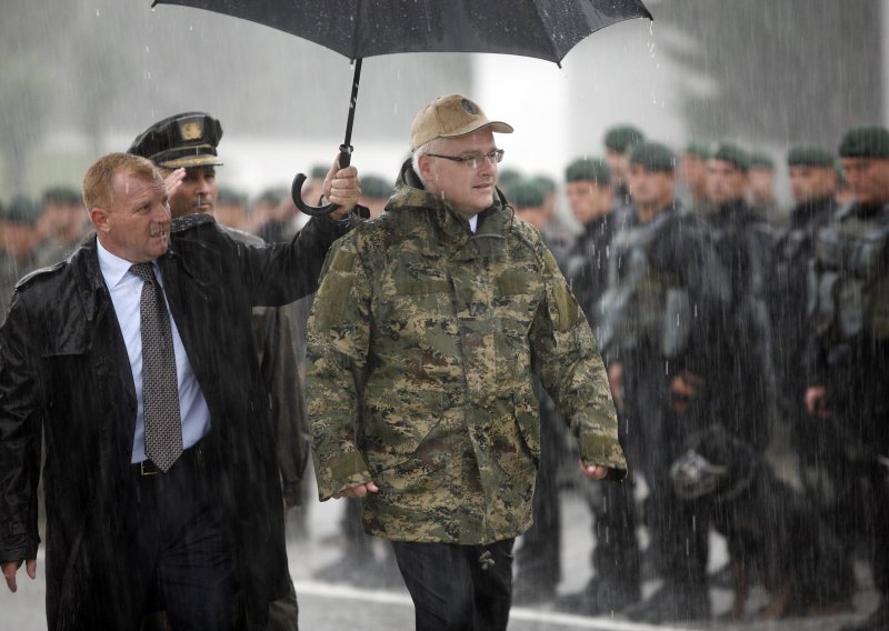 Predsjednik Josipović odjenuo maskirnu uniformu