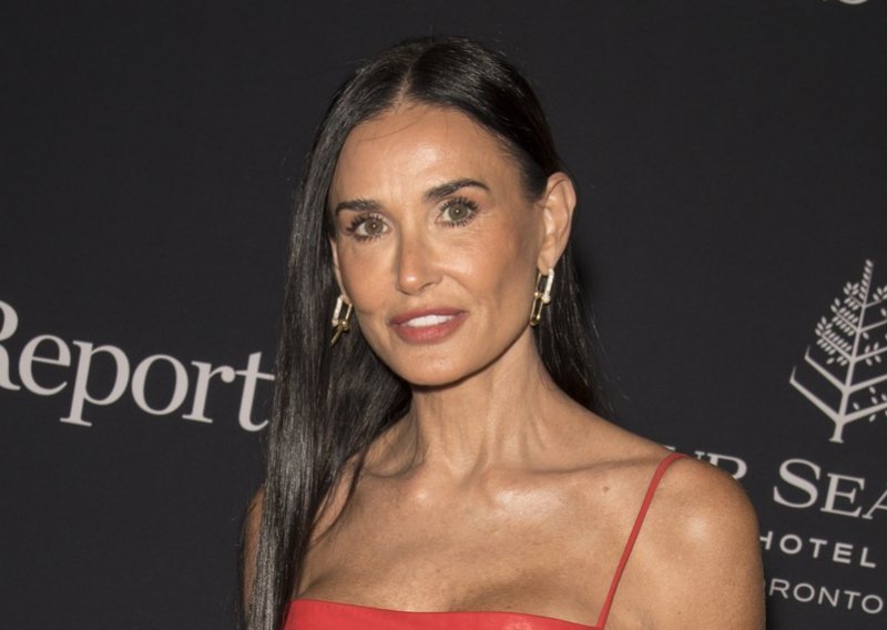Nakon novih fotki Brucea Willisa, Demi Moore otkrila s čime se godinama borila