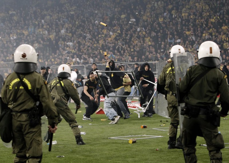 Huligani prekinuli finale, pištolji u VIP loži