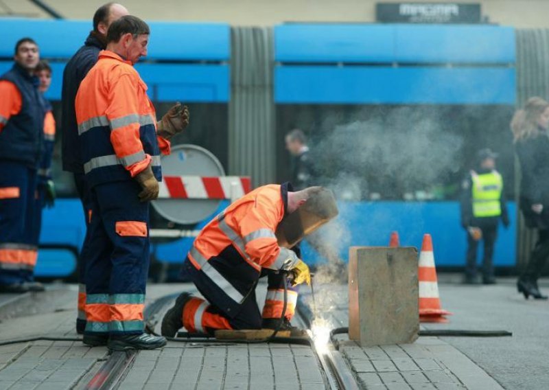 Uprava nema za božićnice, sindikati idu s tužbama