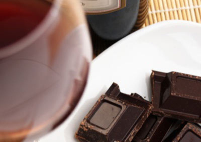 Crno vino i tamna čokolada za zdrav mozak