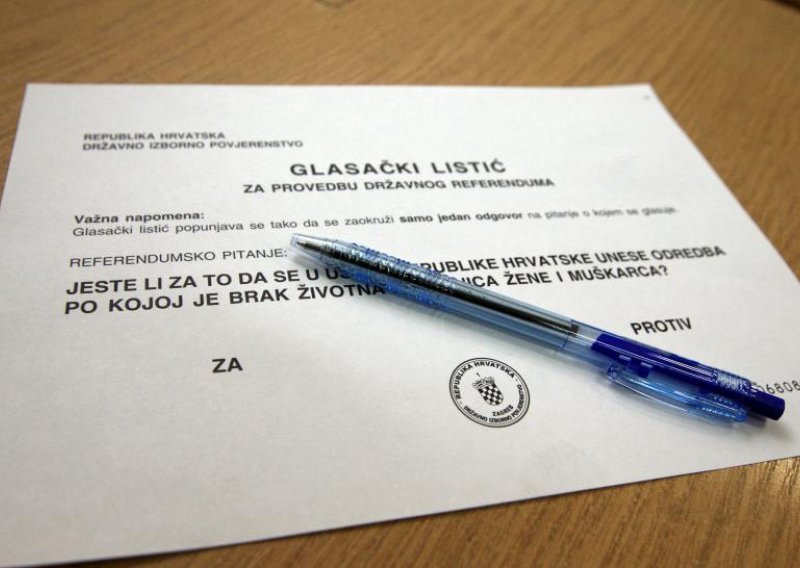 U Mostaru u redu čekali za glasanje za referendum o braku