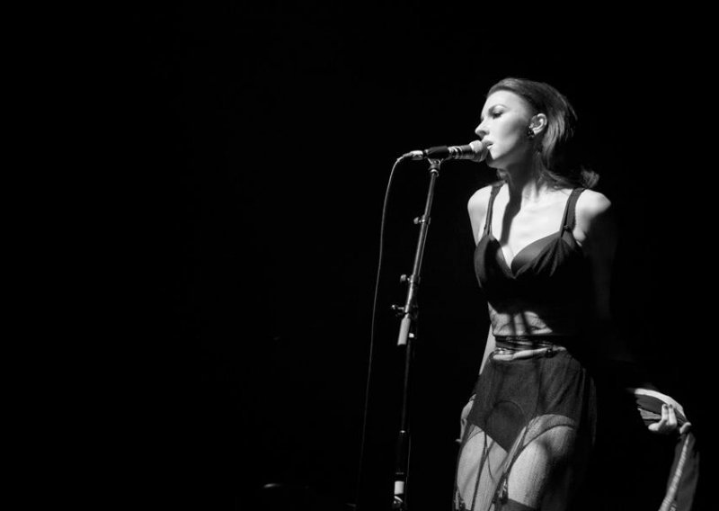 Chrysta Bell - prijava