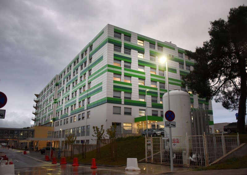 Maloljetnica teško ozlijeđena u padu s romobila, zadržana u bolnici