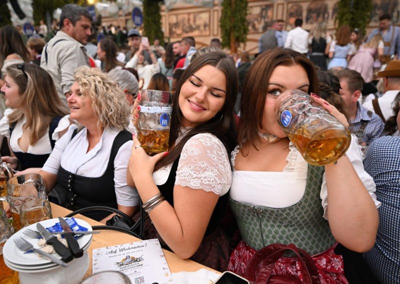 Planirate na Oktoberfest? Evo koliko košta litra piva, vode, pola pilića... jedno jelo čak 229 eura!