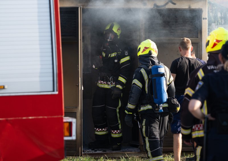 Vatrogasci pronašli tijelo žene: U gašenju spasili još jednu osobu