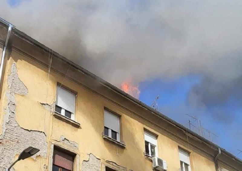 Gorjelo krovište zgrade na Črnomercu, ozlijeđen vatrogasac