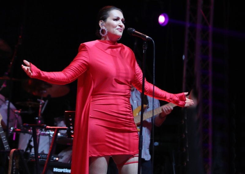 Nina Badrić pozirala u zagrljaju slavnog sportaša s kojim su je nekad povezivali
