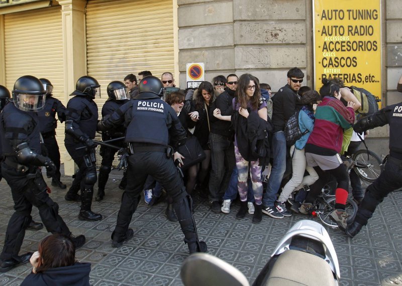 Policija ponovno mlatila studente  u Španjolskoj