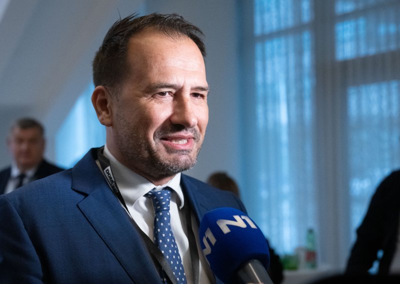 Peternel izbačen iz Skupštine: Zasmetao mu naziv 'klečavci', pa krenuo u obračun s SDP-ovkom