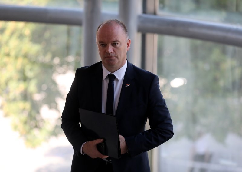 Šipić: Ne možemo mi ministarstvu dati štrucu kruha da namaže paštetu