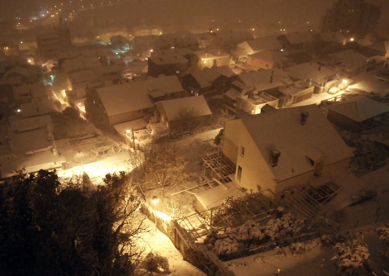 Orkanska bura trese most u Dubrovniku