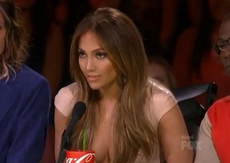 Jennifer Lopez opet izaziva dekolteom