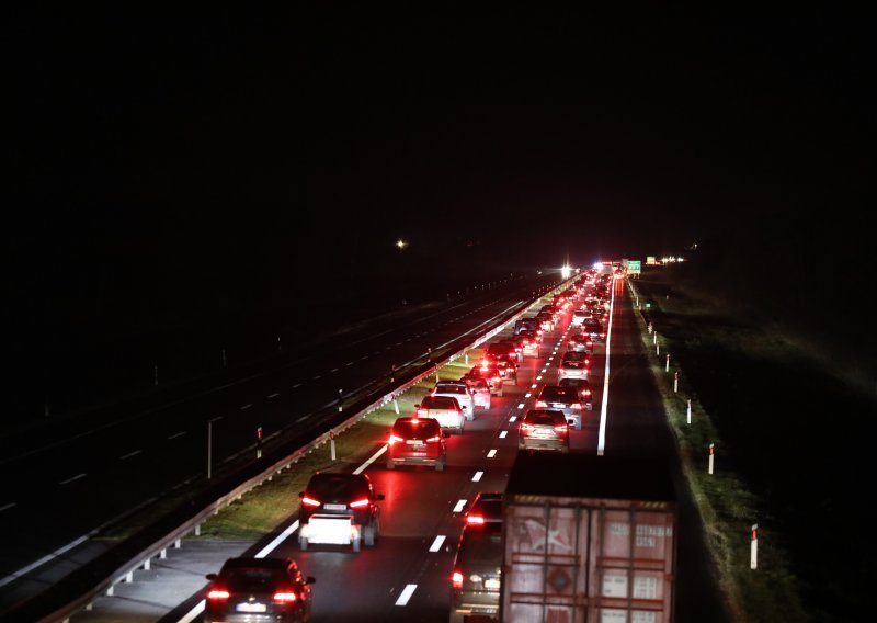 Kilometarska kolona zbog sudara kamiona i kombija kod Sl. Broda