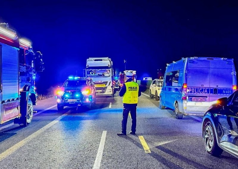 U stravičnom lančanom sudaru 22 automobila četvero poginulih