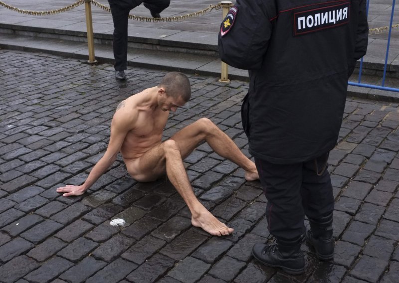 Rus si prikovao genitalije na Crvenom trgu