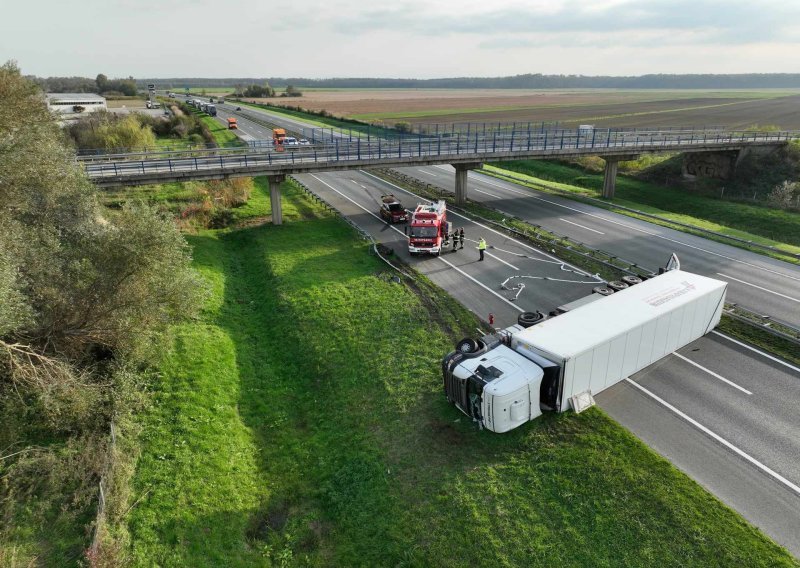 Nevjerojatni prizori: Kamion se prevrnuo i pružio duž tri trake autoceste A3