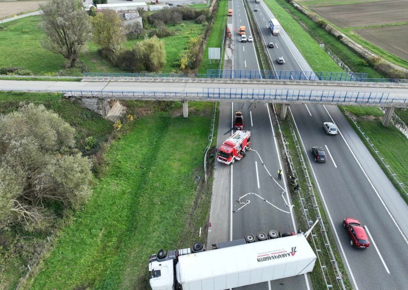 Kaos na A3: Rukometaši spašavali vozača, tamburaši zapeli pa svirali bećarac