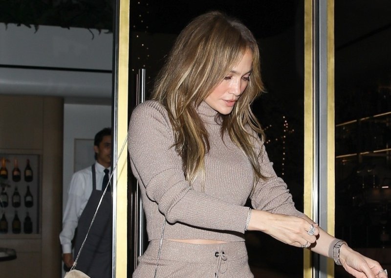 Jennifer Lopez izgleda fantastično u kombinaciji suknje i veste, no u oči bodu cipele