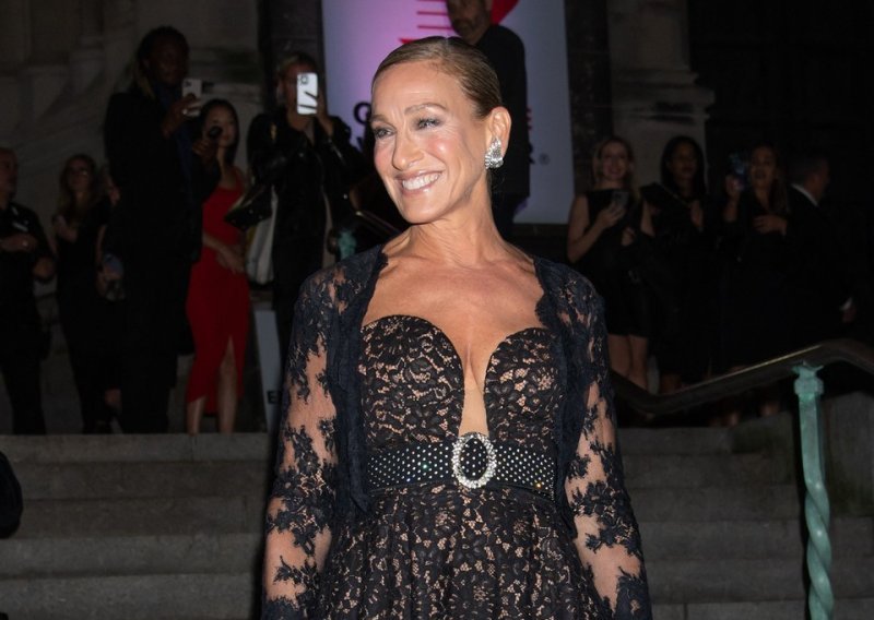 Ovu haljinu u ormaru imala bi i Carrie: Sarah Jessica Parker zadivila u chic izdanju