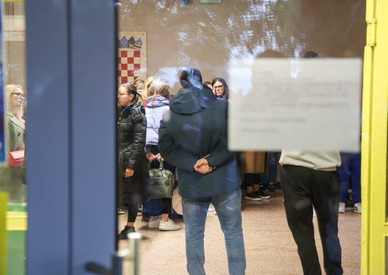 Učitelji u otvorenom pismu pozivaju Fuchsa na hitno donošenje mjera