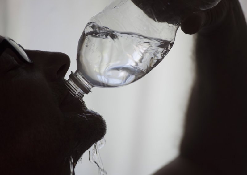 Francuzi imaju nekoliko razloga zašto bi mogli zabraniti vodu u plastičnim bocama
