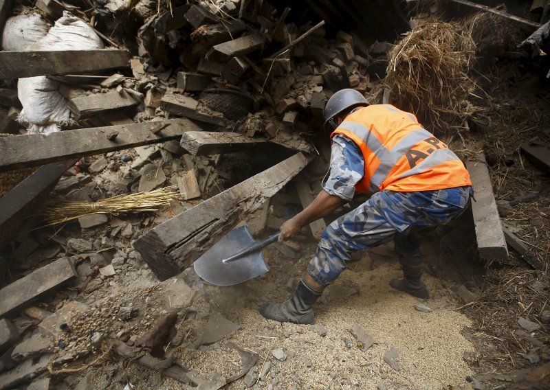 Novi snažan potres pogodio Nepal i Indiju