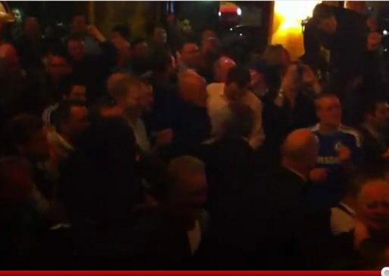 Pogledajte 'pakao' u pubu nakon Torresovog gola