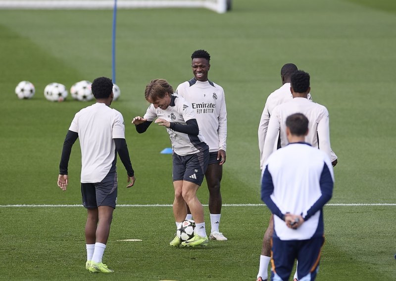 Pogledajte kako je Modrić napravio smiješnim mlađahnog suigrača