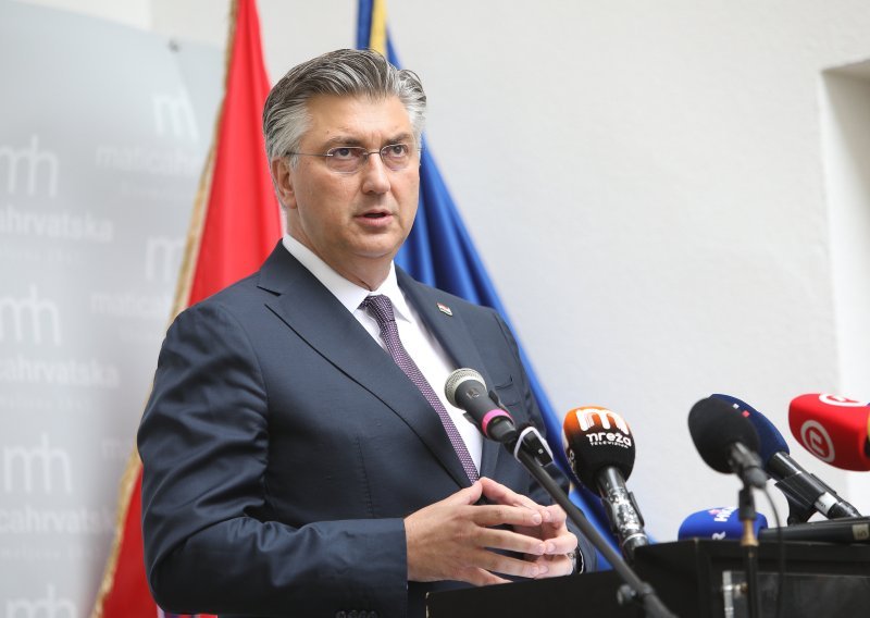 Plenković: Oporbeni zastupnici postaju Putinove pudlice, a SDP bježi od mene