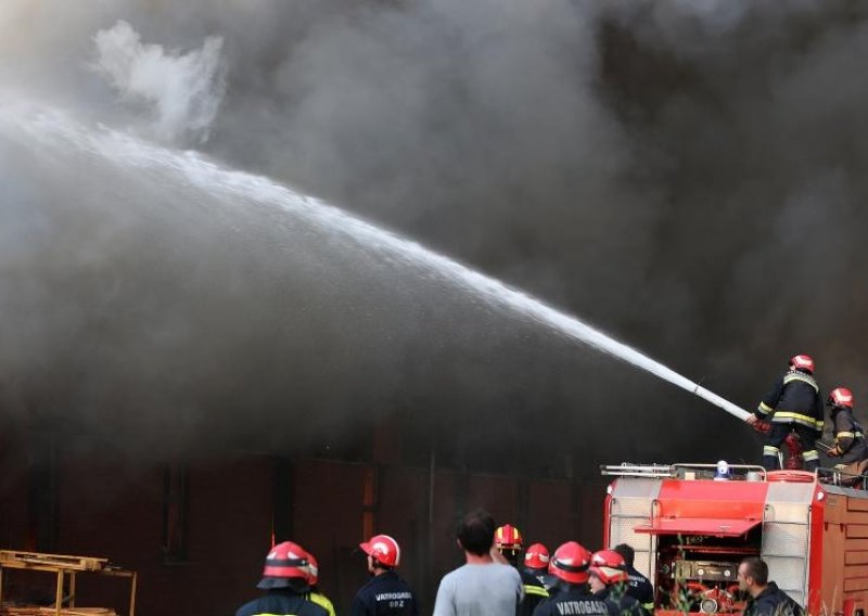 Gori bivša tvornica u Benkovcu, požar pod nadzorom