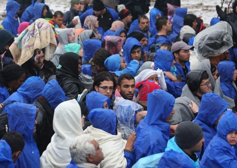 Više od 1.000 migranata čeka na ulaz u Hrvatsku, očekuje se novih 4.000