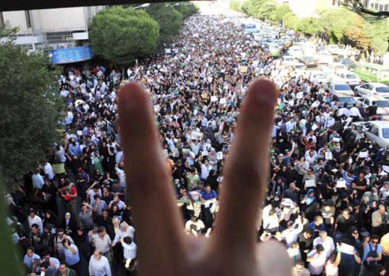 Iranska policija suzavcem rastjeruje oporbu