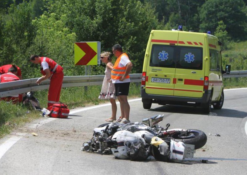 U slijetanju s ceste kod Bosiljeva poginuo motorist