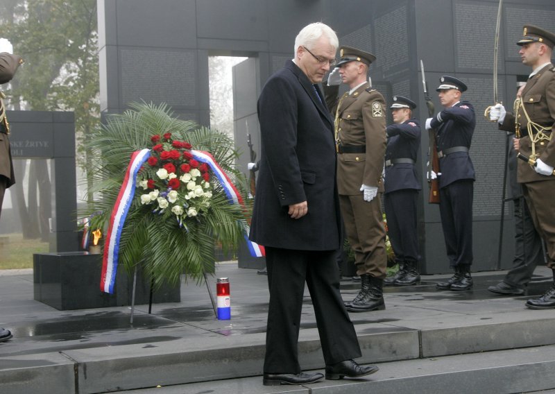 Josipović i Kosor na Mirogoju za Dan neovisnosti