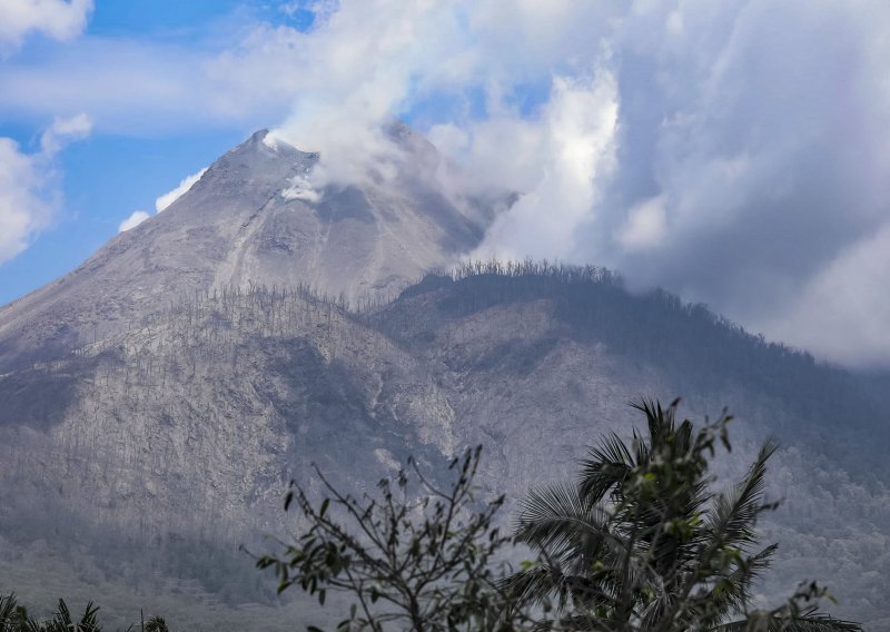 Indonezijski vulkan izbacuje velike količine pepela, evakuirane tisuće ljudi