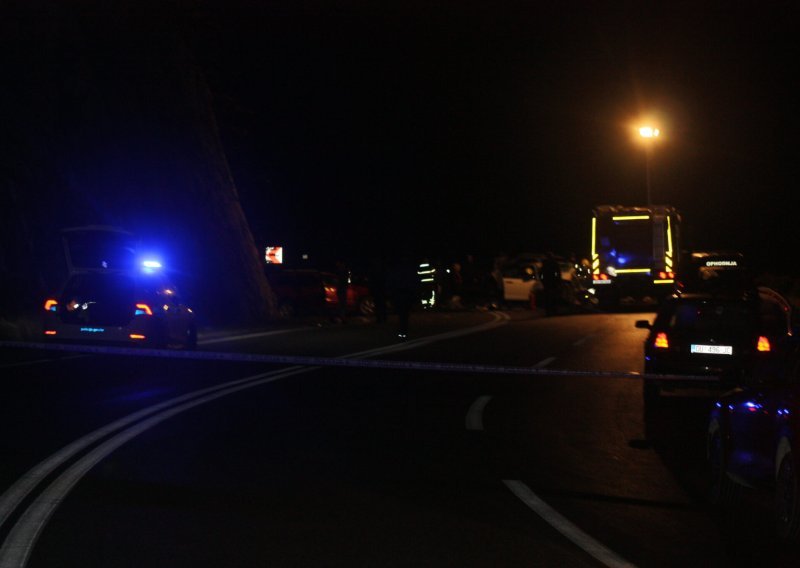 Strašna nesreća na Jadranskoj magistrali: Dvoje poginulih, među više ozlijeđenih i granični policajac