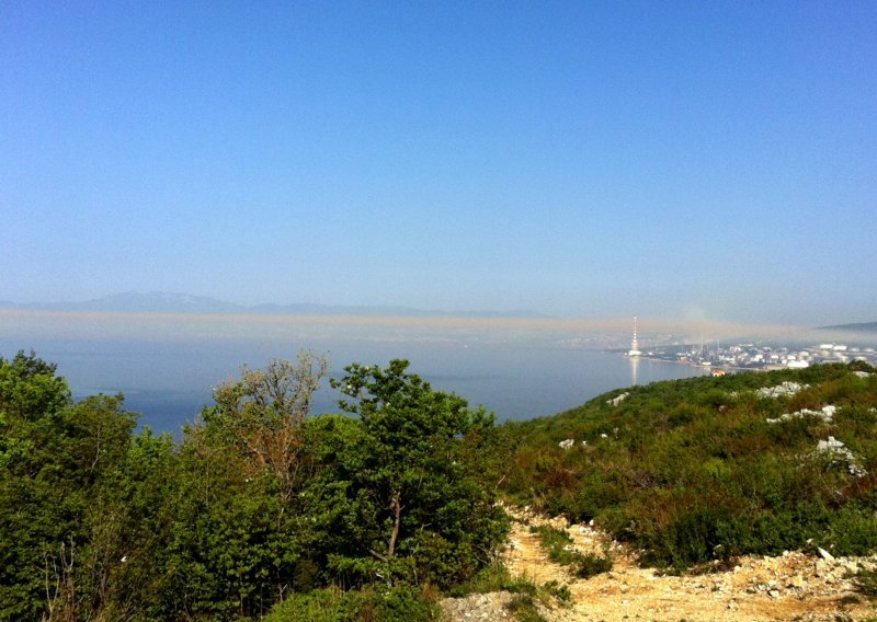 Komadina zabrinut zbog žutog dima nad Kvarnerom