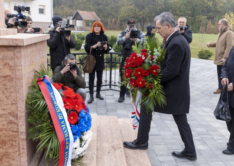 Pupovac položio vijenac u dvorištu pravoslavne crkve u Vukovaru