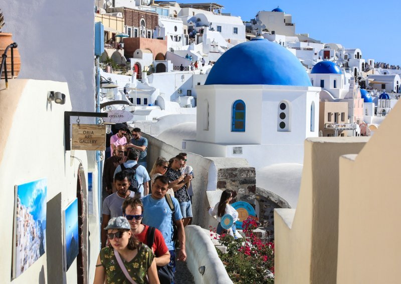 Grci savjetovali stanovnicima Santorinija da zatvore škole i suzdrže se od okupljanja