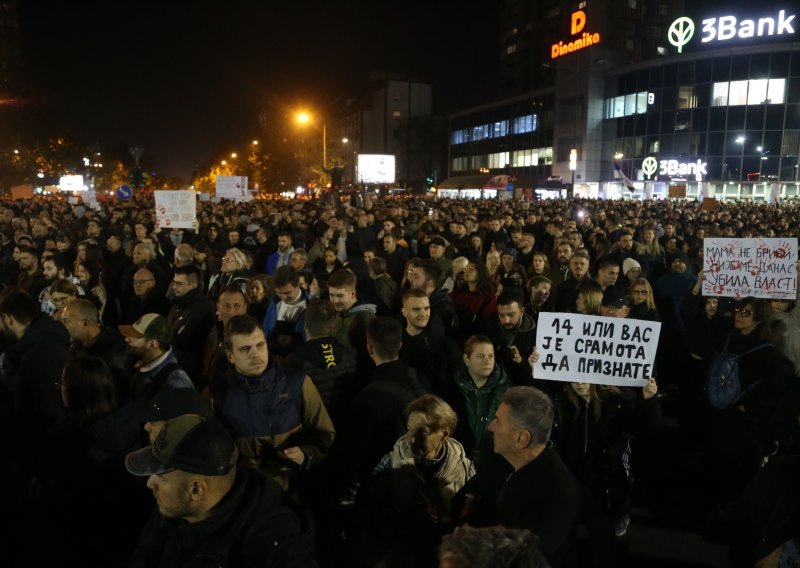 Zbog tragedije kod kolodvora, tisuće opet prosvjedovale u Novom Sadu